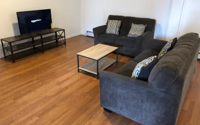 Large apartment, sleeps up to 10 people comfortably, direct NYC Manhattan train only 5 minute walk away
