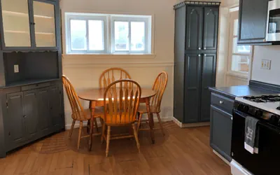 Private house with 3 bedrooms and 1 bathroom, free parking, convenient to NYC Manhattan bus and train