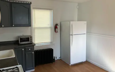 Photo 4 - Private house with 3 bedrooms and 1 bathroom, free parking, convenient to NYC Manhattan bus and train