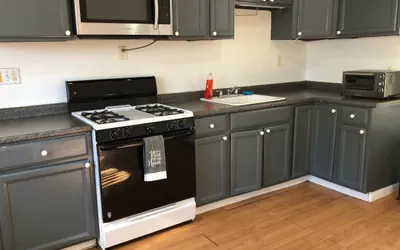 Photo 3 - Private house with 3 bedrooms and 1 bathroom, free parking, convenient to NYC Manhattan bus and train