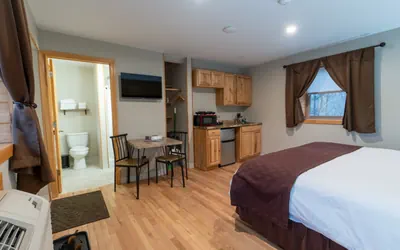 Photo 2 - Classic King Room Near Lake White Mountains