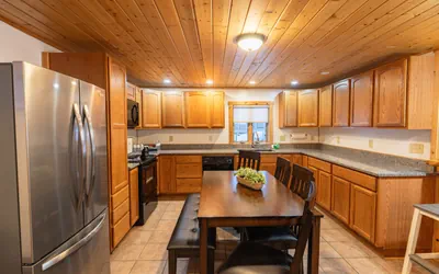 Photo 2 - Lakeside Family Cottage Multiple Bedrooms