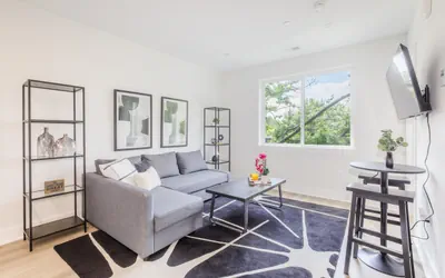 Modern 1BR Suite, Fully Equipped & Great Location