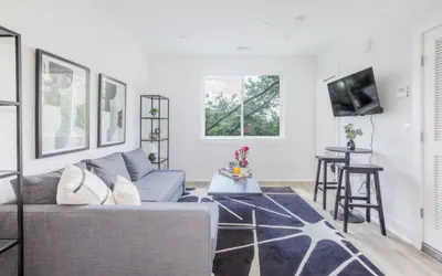 Photo 2 - Modern 1BR Suite, Fully Equipped & Great Location