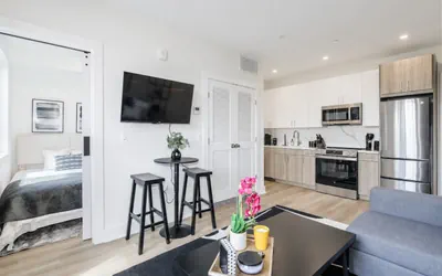 Photo 3 - Modern 1BR Suite, Fully Equipped & Great Location