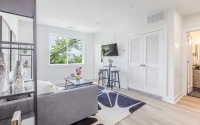 Photo 4 - Modern 1BR Suite, Fully Equipped & Great Location