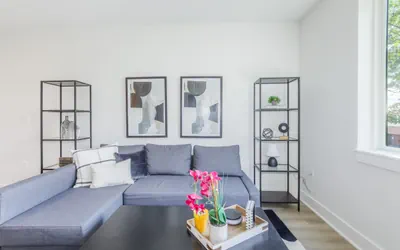 Photo 5 - Modern 1BR Suite, Fully Equipped & Great Location