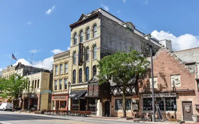 Spacious 14-Person Downtown Milwaukee Condo, Steps from Fiserv Forum & Restaurants!