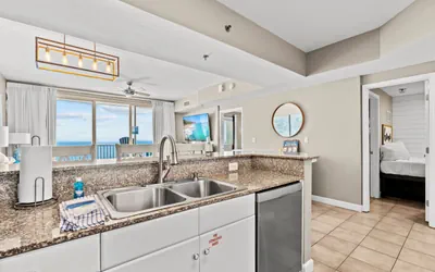 Photo 4 - Spacious 2-Bedroom Beachfront Resort Getaway!