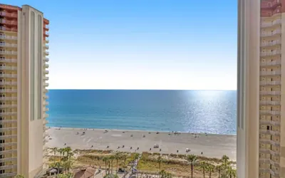 Photo 2 - Spacious 2-Bedroom Beachfront Resort Getaway!