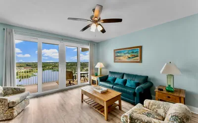 Family and Friends Beach Resort Condo for 8! Steps from the Beach