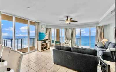 Stunning 3BR/3BA Beachfront Condo! Sleeps 10