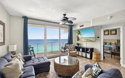 Beachfront Retreat: Spacious Condo w/ Stunning Views