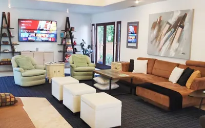 Photo 2 - Skyhill Oasis New Lux Designer Modern