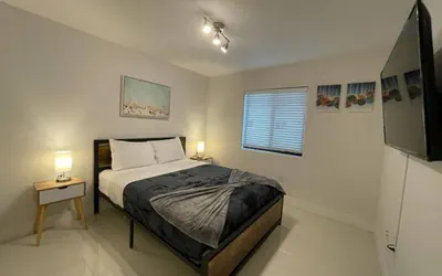 Photo 5 - Upstairs 2bed/1 bath apt w/parking little habana