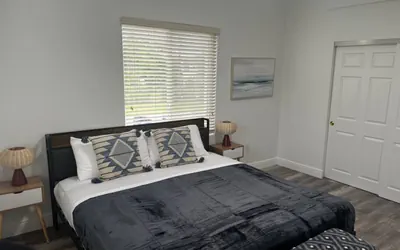 Photo 5 - Upstairs 2bed/1bath Apt w/parking Coral Gabels