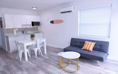 Remodeled 1bed/1bath apt w/parking great location
