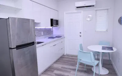 Photo 5 - Lovely private studio with patio & parking