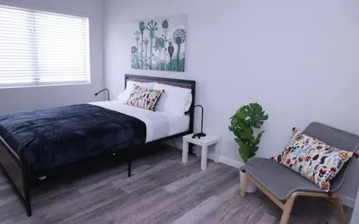 Photo 3 - Lovely private studio with patio & parking