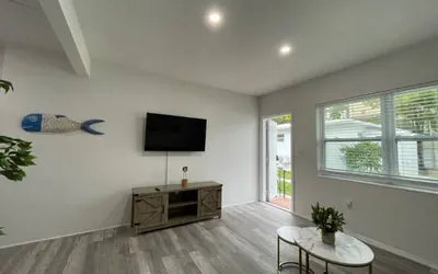 Photo 2 - 1bed/1bath apt w/ parking & patio great location !