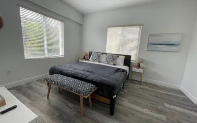 Photo 4 - 2bed/1 bath apt w/ parking great location!