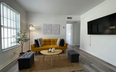 Photo 4 - Remodeled 2bed 1 bath apt w/park great location