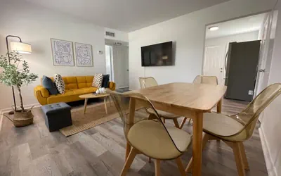 Photo 5 - Remodeled 2bed 1 bath apt w/park great location