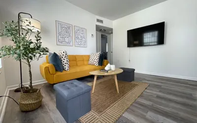 Photo 3 - Remodeled 2bed 1 bath apt w/park great location