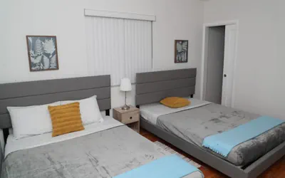 Photo 5 - Spacious 1 bed/1bath apt great location w/ free parking