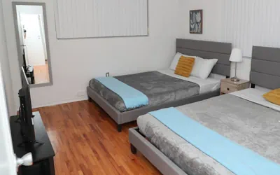 Photo 4 - Spacious 1 bed/1bath apt great location w/ free parking