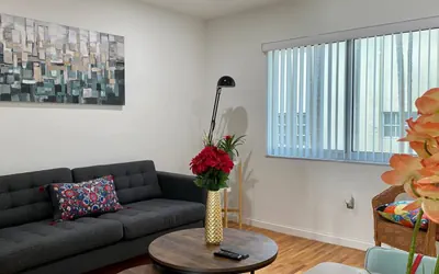 Beautiful and renovated 2bdrm great location w/free parking