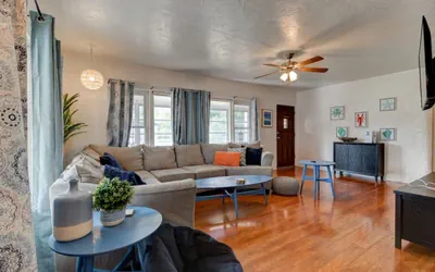 Shark Shack large house minutes to the beach