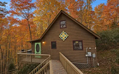 West Jefferson Cabin | Hot Tub, Private Retreat