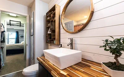 Photo 4 - Renovated King Bed Condo near beach with pool access.