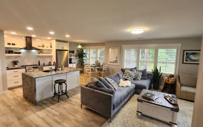Renovated King Bed Condo near beach with pool access.