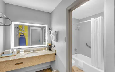 Photo 3 - 371B) Days Inn I81 king room