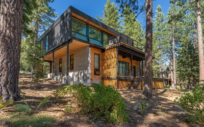Pet-Friendly Eco-Friendly Truckee Container House w Hot-Tub