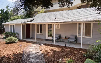 1BR *HOUSE* in GLENDALE with PRIVATE FENCED YARD (p55)