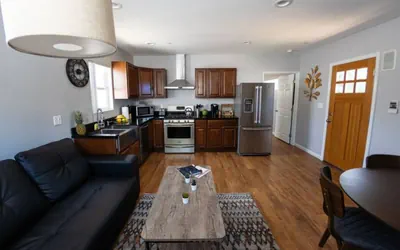 Photo 2 - Attractive 1BR Home in Great NOHO District (p16)