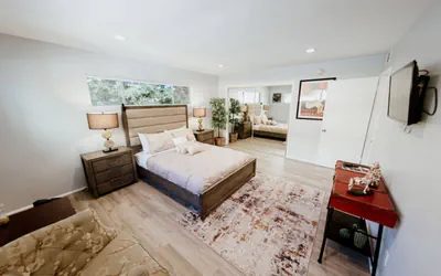 Photo 3 - NEWLY RENOVATED 2-BEDROOM TOWNHOUSE WITH PRIVATE ROOFTOP DECK REMODELED IN 2022 (p30)