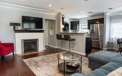 Photo 5 - STYLISH 3BR *HOUSE* w/ YARD & PARKING in NOHO ARTS DISTRICT (p15)