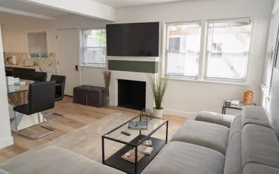 Photo 3 - MODERN 1BR *HOUSE* in TOLUCA LAKE with CARPORT PARKING & FENCED PATIO p72
