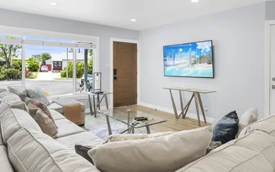 Photo 3 - UPSCALE & UPGRADED BEAUTIFUL SPACIOUS 3BR *HOUSE* in ENCINO, FULLY RENOVATED with GARAGE & VERY LARGE FENCED YARD/PATIO AT END OF CUL-DE-SAC p84