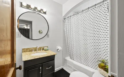 Photo 4 - Timeless Tulane 1Bed 1 Bath Apt. Mins 2 High