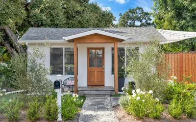 Photo 5 - Modern Cottage, Jacuzzi, Bistro Patio, Putting Green, Walk to All!