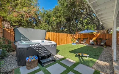 Photo 3 - 3Br Home, Hot Tub, Private Yard, Walk to all