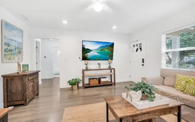 Photo 2 - 3Br Home, Hot Tub, Private Yard, Walk to all