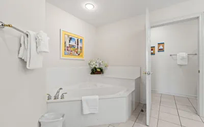 Photo 4 - Margate Tower Unit 909