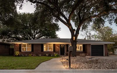 Photo 5 - Helena Haven: Spacious 4BR/3BA, 5 King Beds, Pet-Friendly & Private Yard