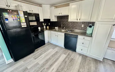 Photo 5 - 🌴 Stylish 2-Bedroom Beach House w/ Golf Cart + Pet Friendly | Ocean Lakes Family Campground 🌊